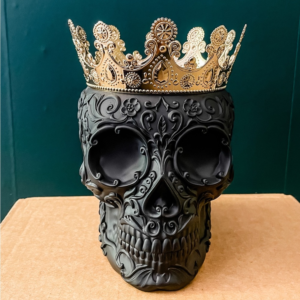 Bath and Body Works Filigree Skull 3 wick candle holder - Halloween 2023